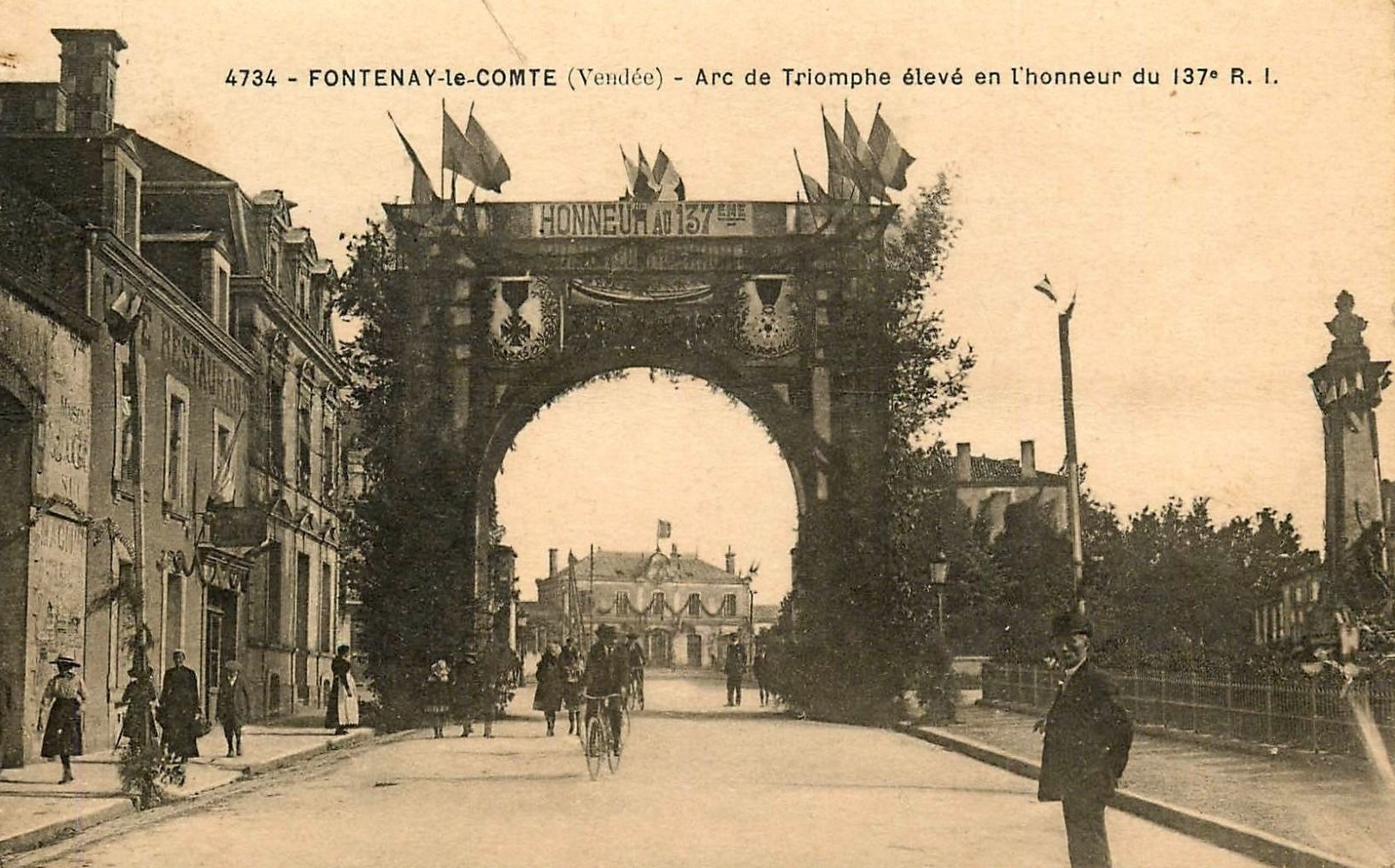 Arc de Triomphe élevé en l'honneur du 137ème R.I