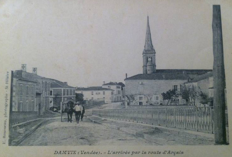 Arrivée par la route d'Arçais