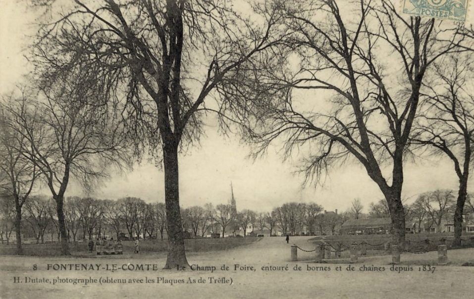 Champ de Foire entouré de bornes et de chaînes depuis 1837