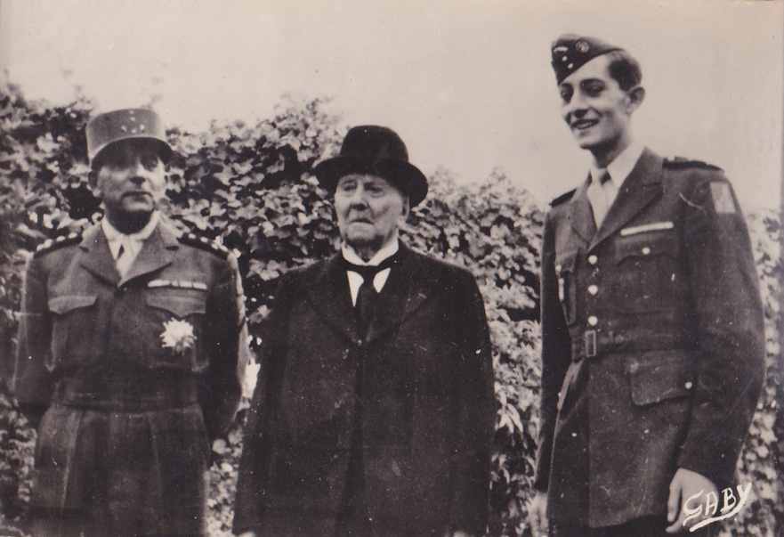 De Lattre de Tassigny avec son père et son fils