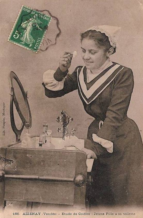 Etude de Coiffes - Jeune Fille à sa toilette