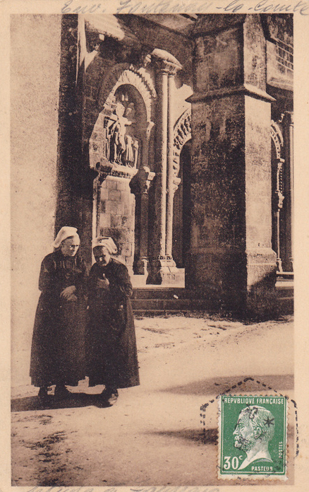 Femmes devant l'Eglise