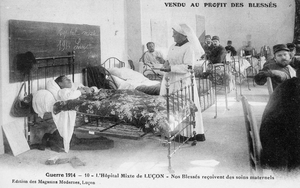 Guerre 1914 - Hôpital mixte - Nos blessés reçoivent des soins maternels