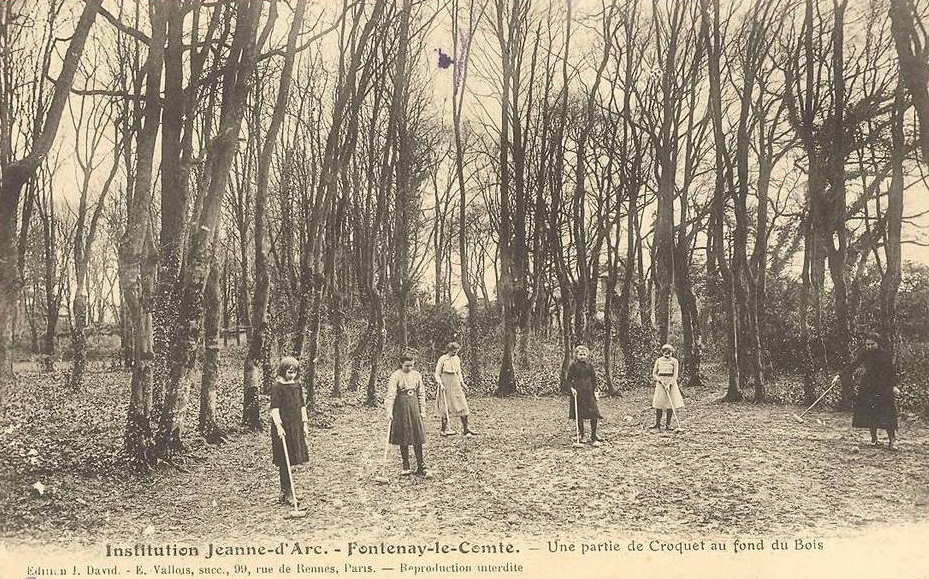 Institution Jeanne d'Arc - Partie de Croquet au fond du Bois