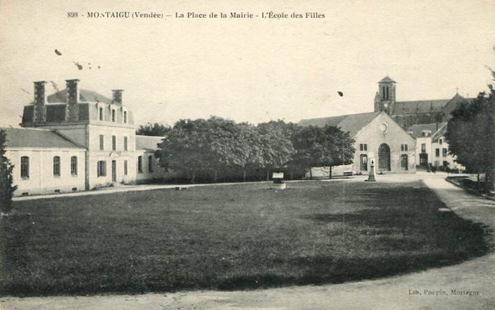 La Place de la Mairie - L'Ecole des Filles