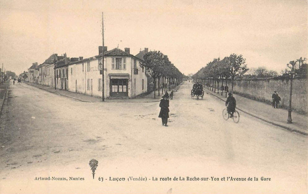 La route de La Roche et Avenue de la Gare