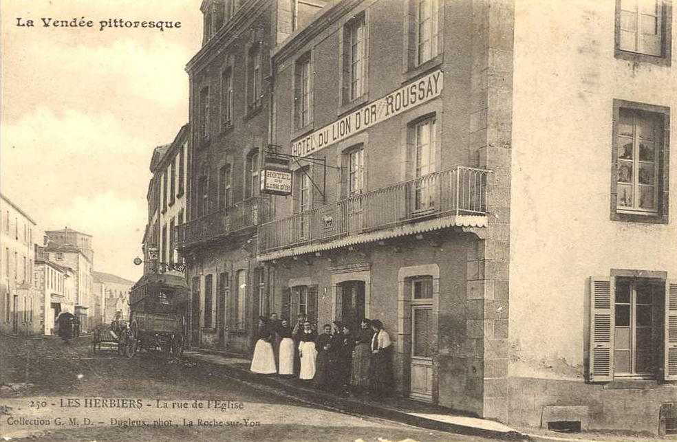 La rue de l'Eglise - Hôtel du Lion d'Or
