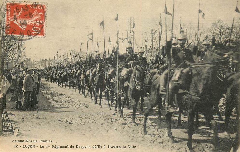 Le 1er Régiment de Dragons défile à travers la Ville