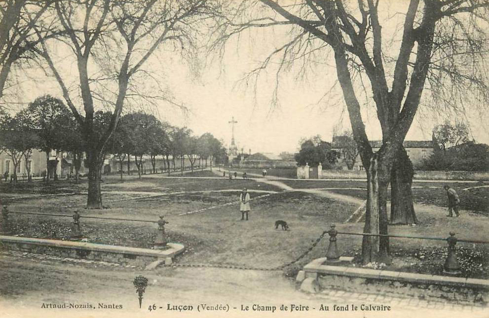 Le Champ de Foire - Au fond le Calvaire