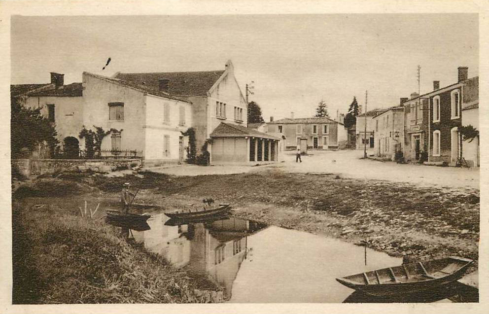 Le Poiré sur Velluire - La place et le port