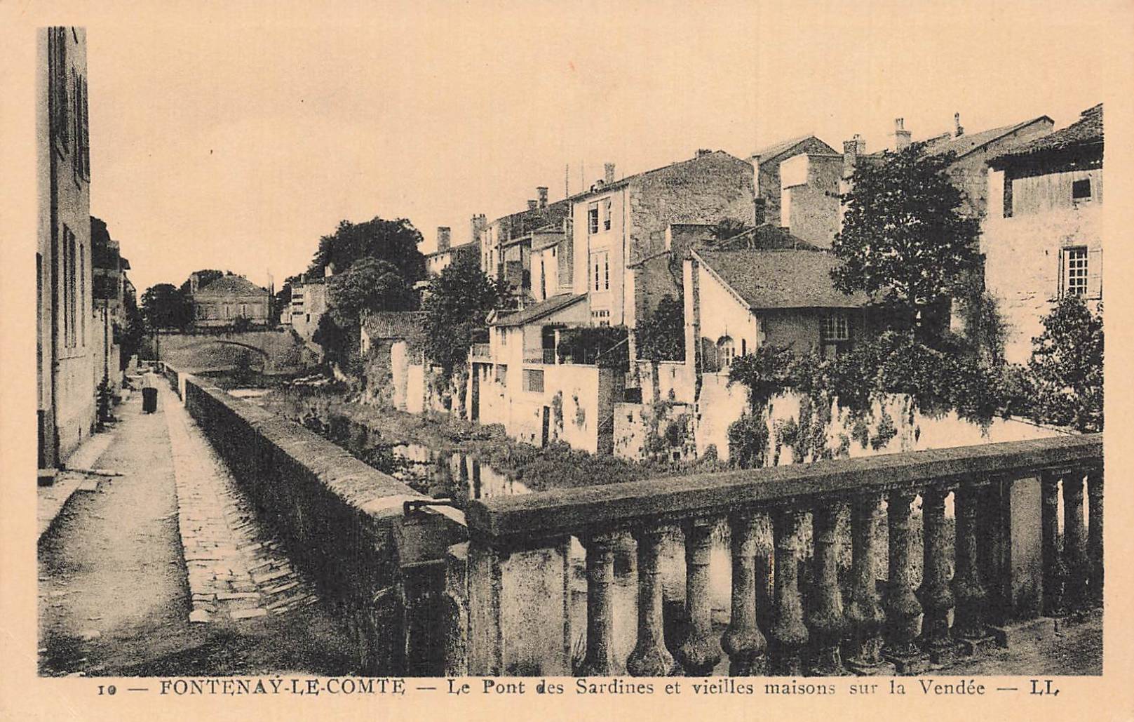 Le Pont des Sardines et vieilles maisons sur la Vendée