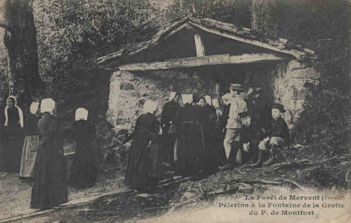Pélerins à la Fontaine de la grotte741 001