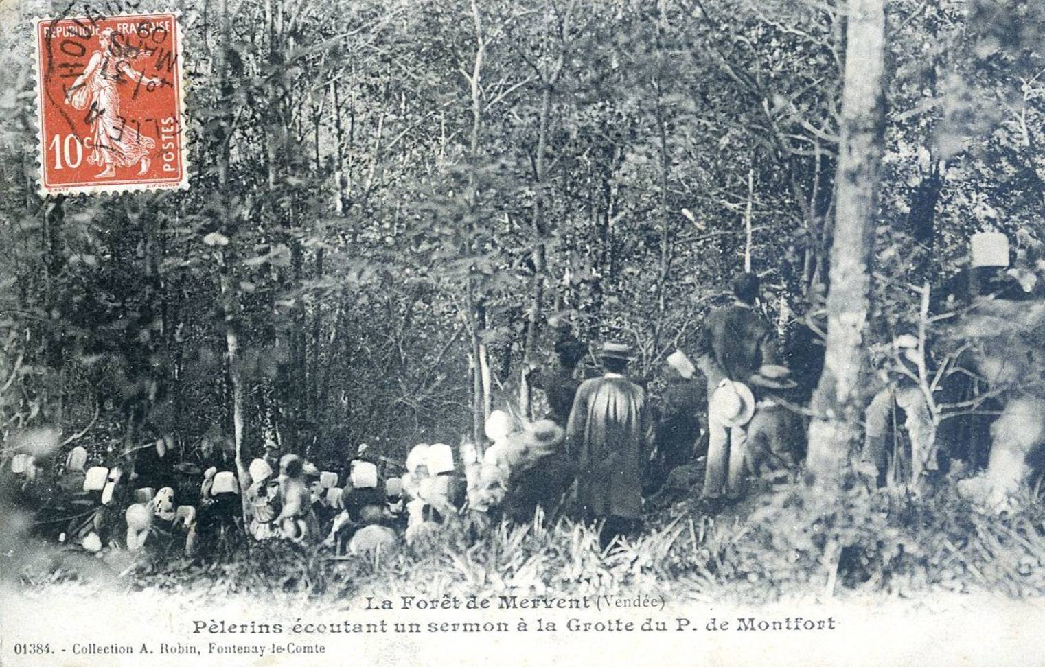 Pèlerins écoutant un sermon à la Grotte du P. de Montfort