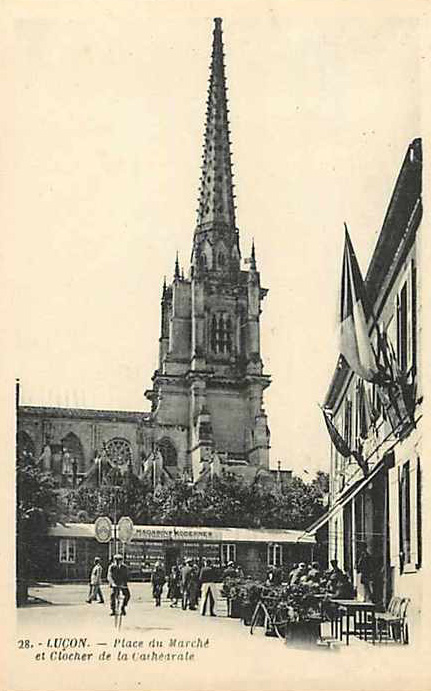 Place du Marché et Clocher de la Cathédrale