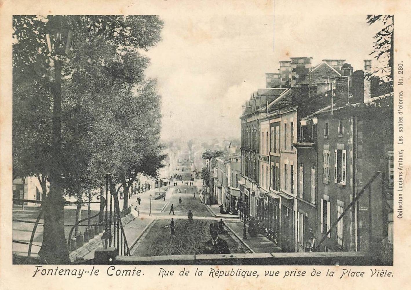 Rue de la République vue prise de la Place Viète