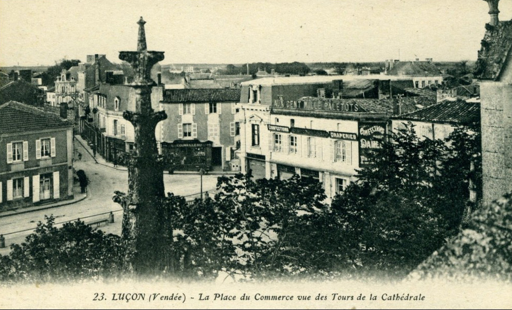 la Place du Commerce vue des Tours de la Cathédrale
